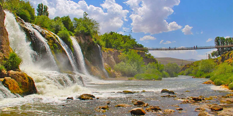 آبشار مرادیه، یکی از جاذبه‌های طبیعی و گردشگری در شهر وان